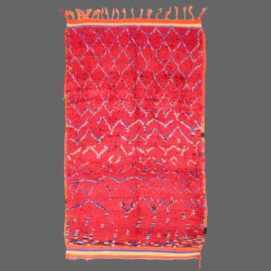 Un fantastique tapis millésime de la tribu d´Azilal, qui brille avec ses laines rouges et son fabuleux dessin.