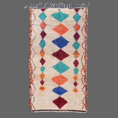 Ce tapis d´Azilal est décoré avec des symboles traditionnels berbères pour apporter de la chance.