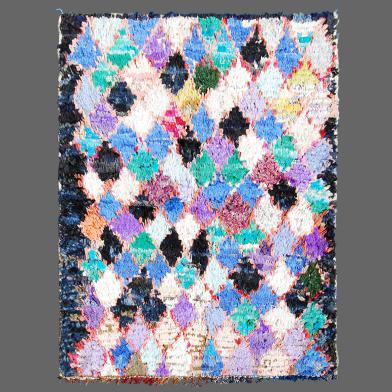 Fabriqué avec un style patchwork, ce petit tapis de Boucherouite est absolument charmant.