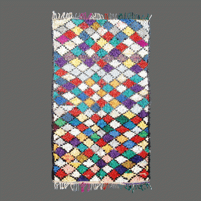 Sur ce tapis de Boucherouite nous trouvons une cacophonie de couleurs sur un motif gras. 