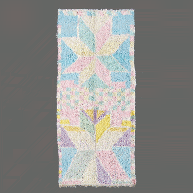 Sur ce tapis de collection de Boucherouite, nous pouvons voir des couleurs pastels pales presque blanche. 