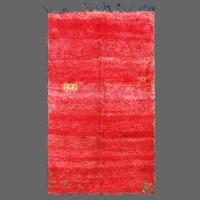Voici un ancien tapis berbère de Zaiane très mystérieux tissé avec des laines fines et douces teintent avec une gamme de rouge.