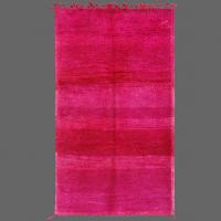 Fabuleux  tapis de Beni Mc´Guild qui brille dans les tons de rose, cerise et rouge.