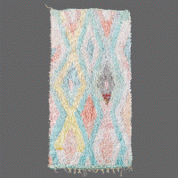 Tapis de collection de Boucherouite avec des zigzags subtils et des couleurs pastel pales.